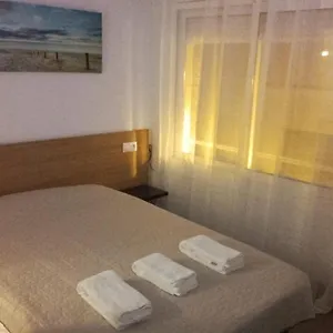 Economica Con Bano Privado En Pleno Centro De Figueres Maison d'hôtes
